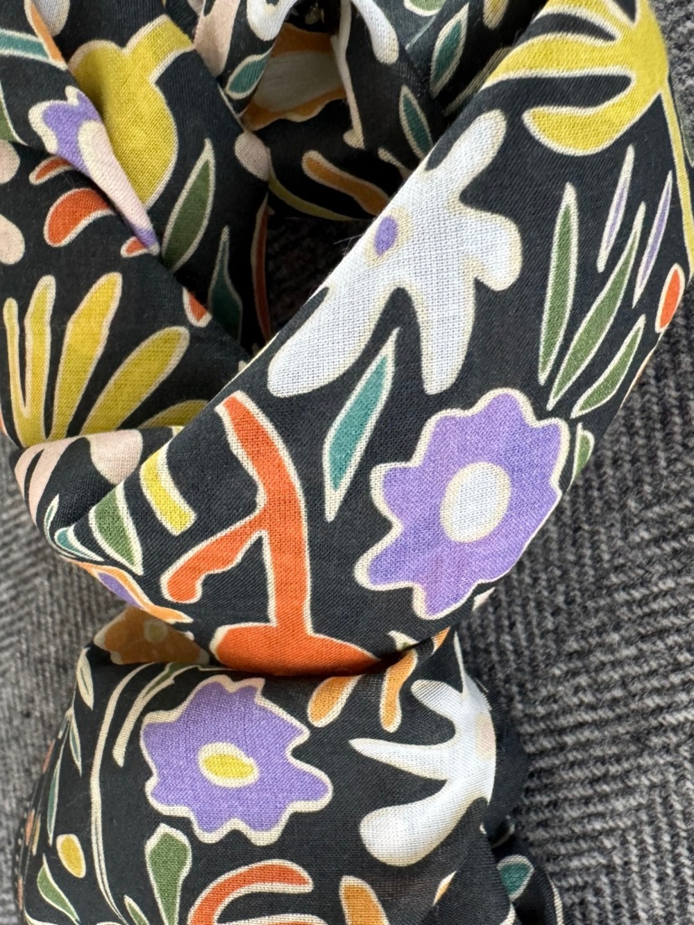 NWT, DARLING HANDKER FLORAL SCARF.